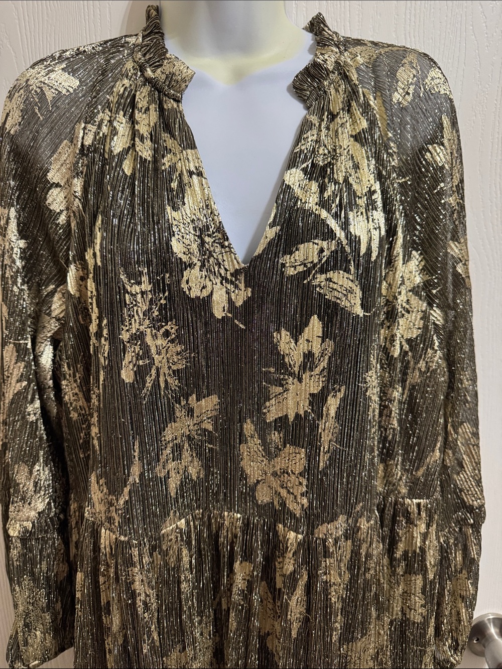 Vince Camuto Metallic Gold Floral Pleated Tiered Long Sleeve V Neck Women’s 1X